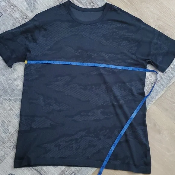 Lululemon Camo Short Sleeve Athletic Shirt Top SzXL - Picture 6 of 8